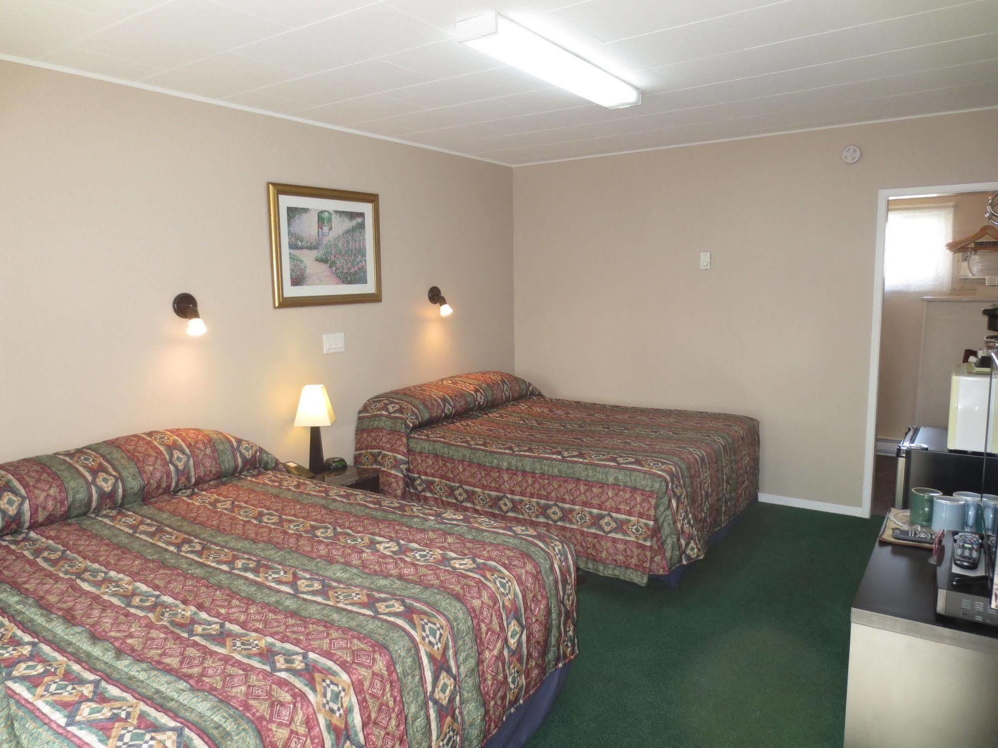 Overlander Motel Chase Екстериор снимка